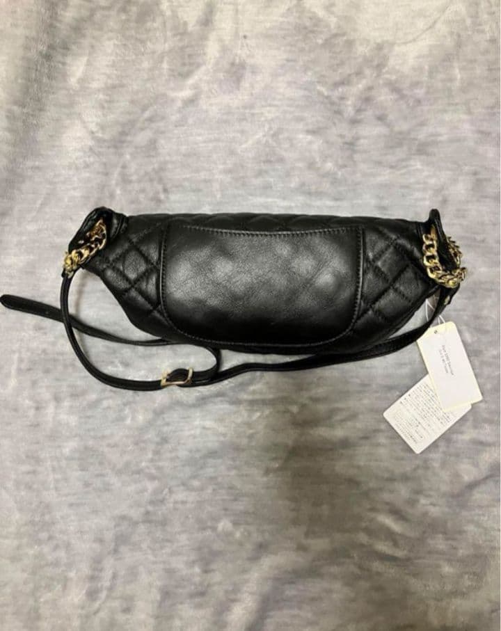 AULENTTI レザー　オウレンティ　黒　ボディバック　春夏