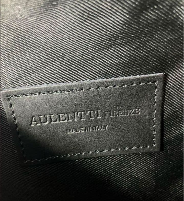 AULENTTI レザー　オウレンティ　黒　ボディバック　春夏