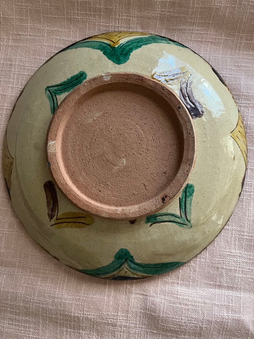 加山晴子作　陶器の大皿 緑と茶色の装飾 直径約33cm