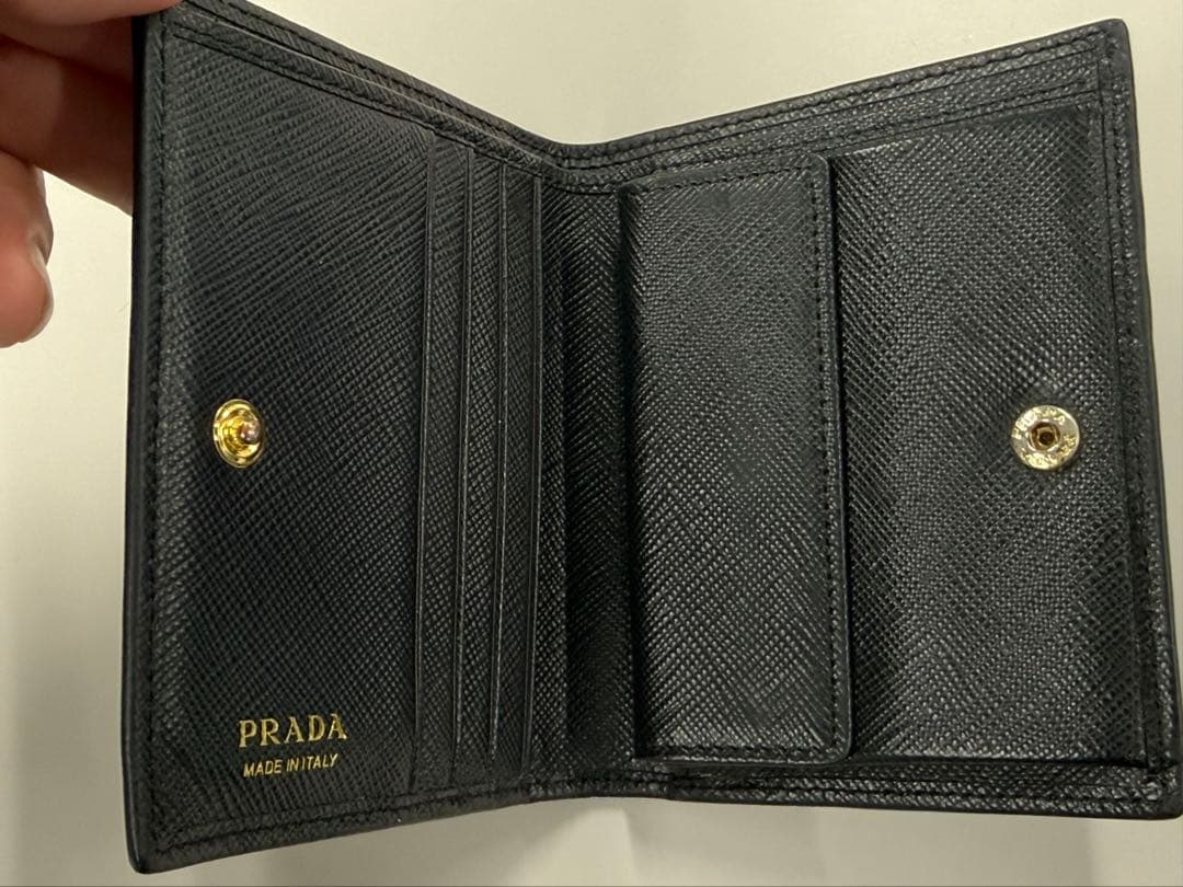 プラダ 二つ折り財布 ブラック サフィアーノ ロゴ金具 ゴールド スナップボタン