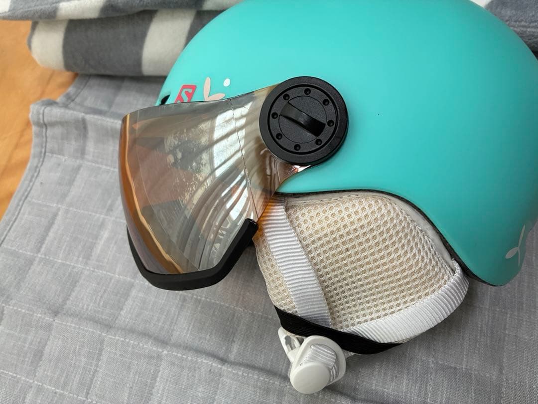 Salomon 子供用ヘルメット 水色 バイザー付き