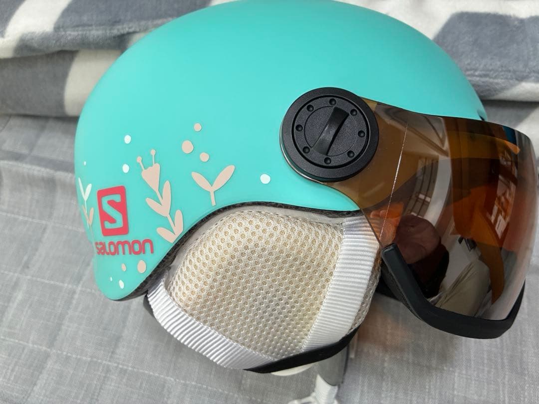 Salomon 子供用ヘルメット 水色 バイザー付き
