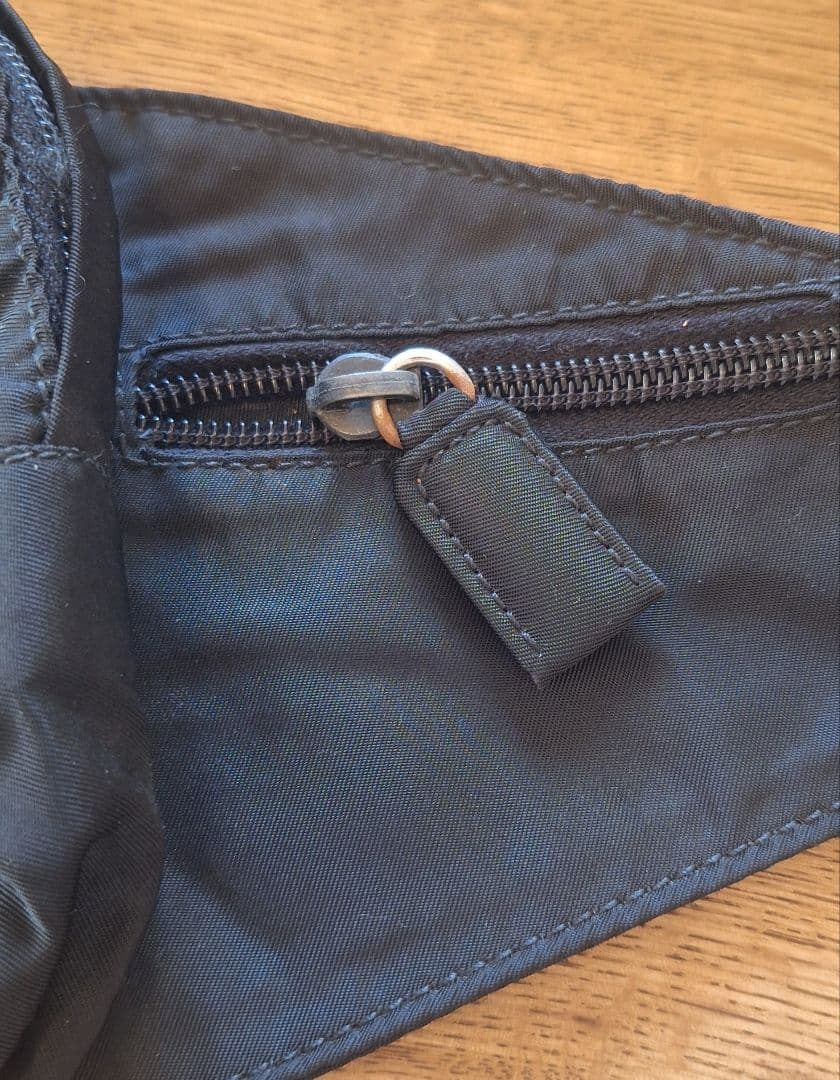 PRADA ブラック ボディバッグ