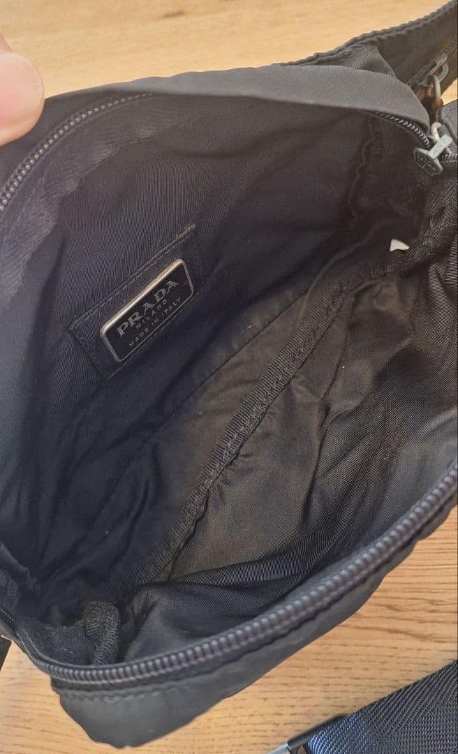 PRADA ブラック ボディバッグ