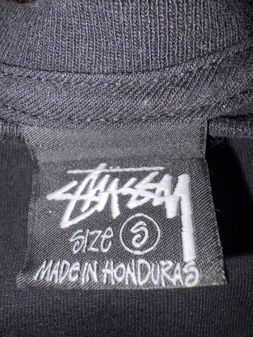Stussy 黒 Tシャツ 前面ロゴ付き