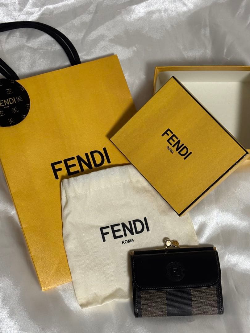 付属品つき！FENDI 三つ折り財布