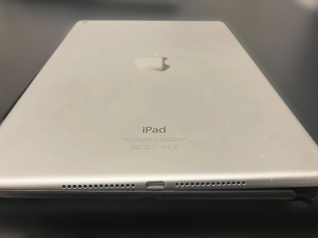 Apple iPad air2シルバー ケース付き