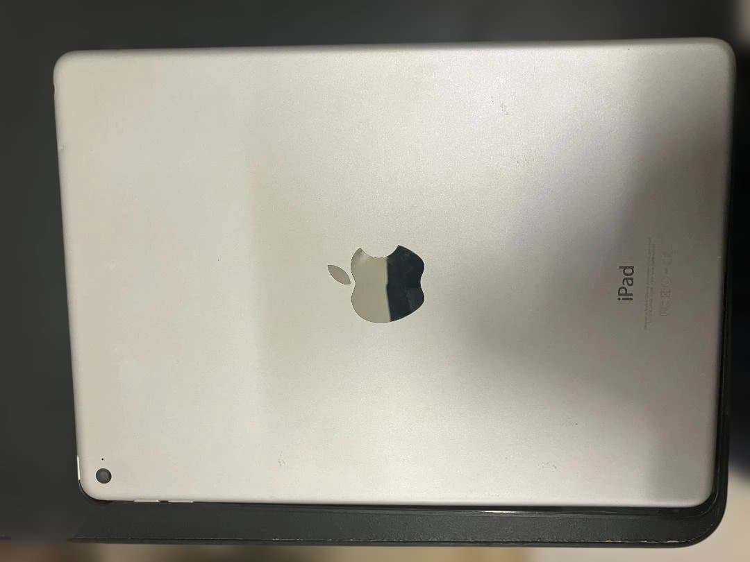 Apple iPad air2シルバー ケース付き