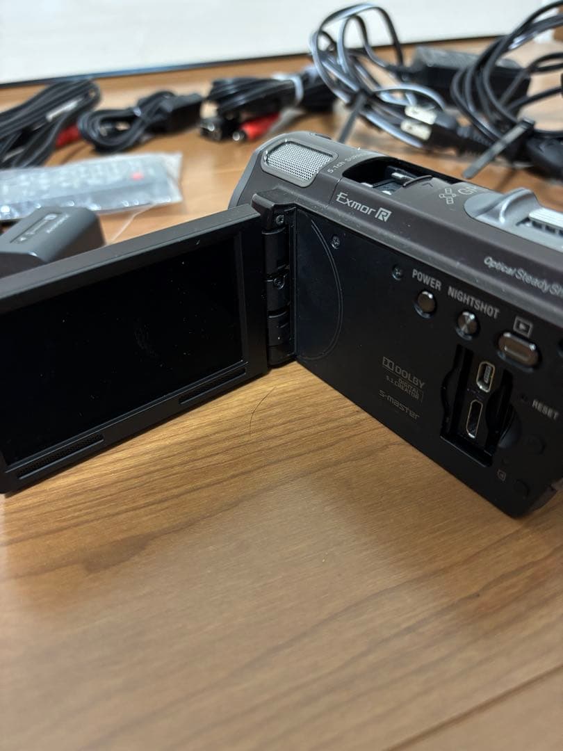 Sony HDR-CX560V ビデオカメラ 本体➕バッテリー2個と付属品
