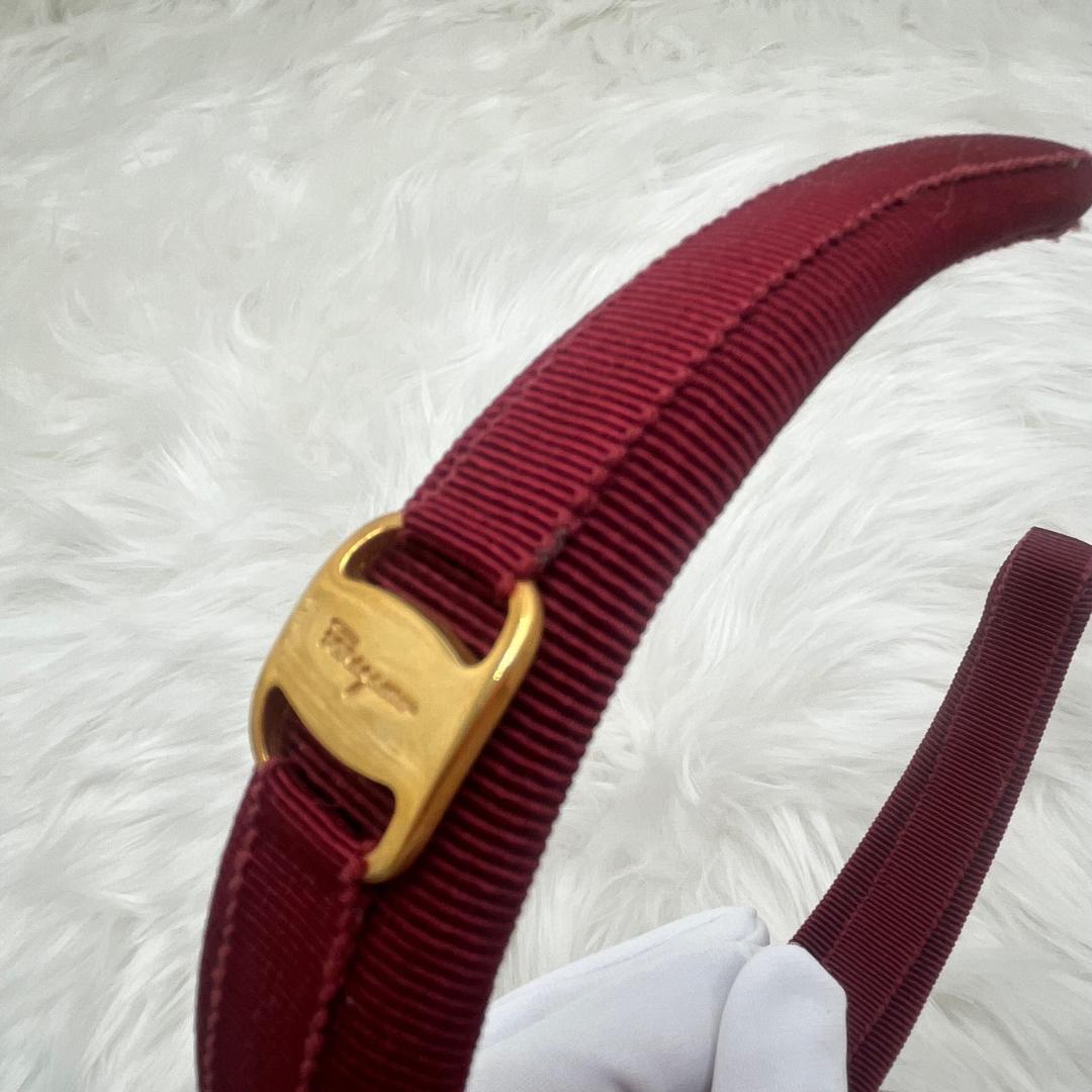 希少品美品✨Ferragamo フェラガモ カチューシャ　レッド　ロゴプレート