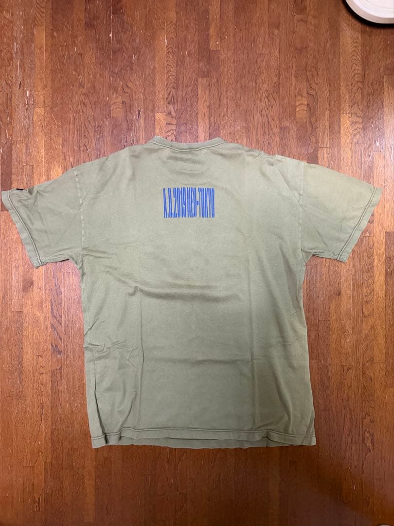 カーキ色 アニメキャラクター Tシャツ