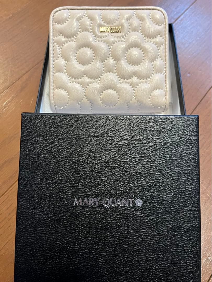 【未使用品】 MARY QUANTキルトフォームデイジー ウォレット ベージュ