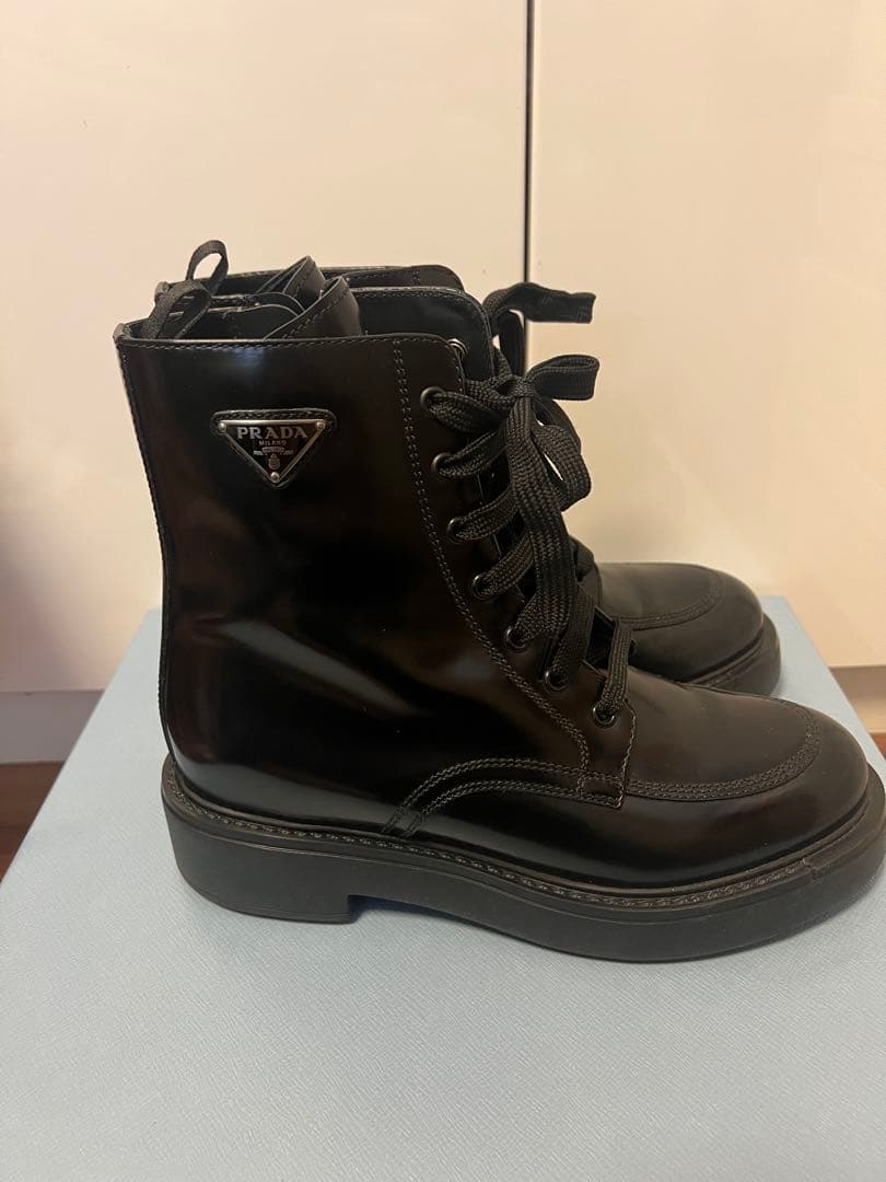 PRADA ブラッシュドレザーブーツ