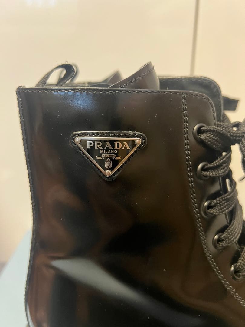 PRADA ブラッシュドレザーブーツ