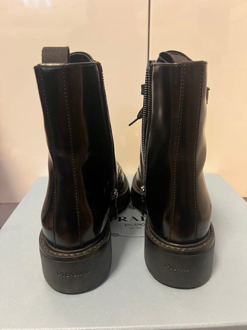 PRADA ブラッシュドレザーブーツ