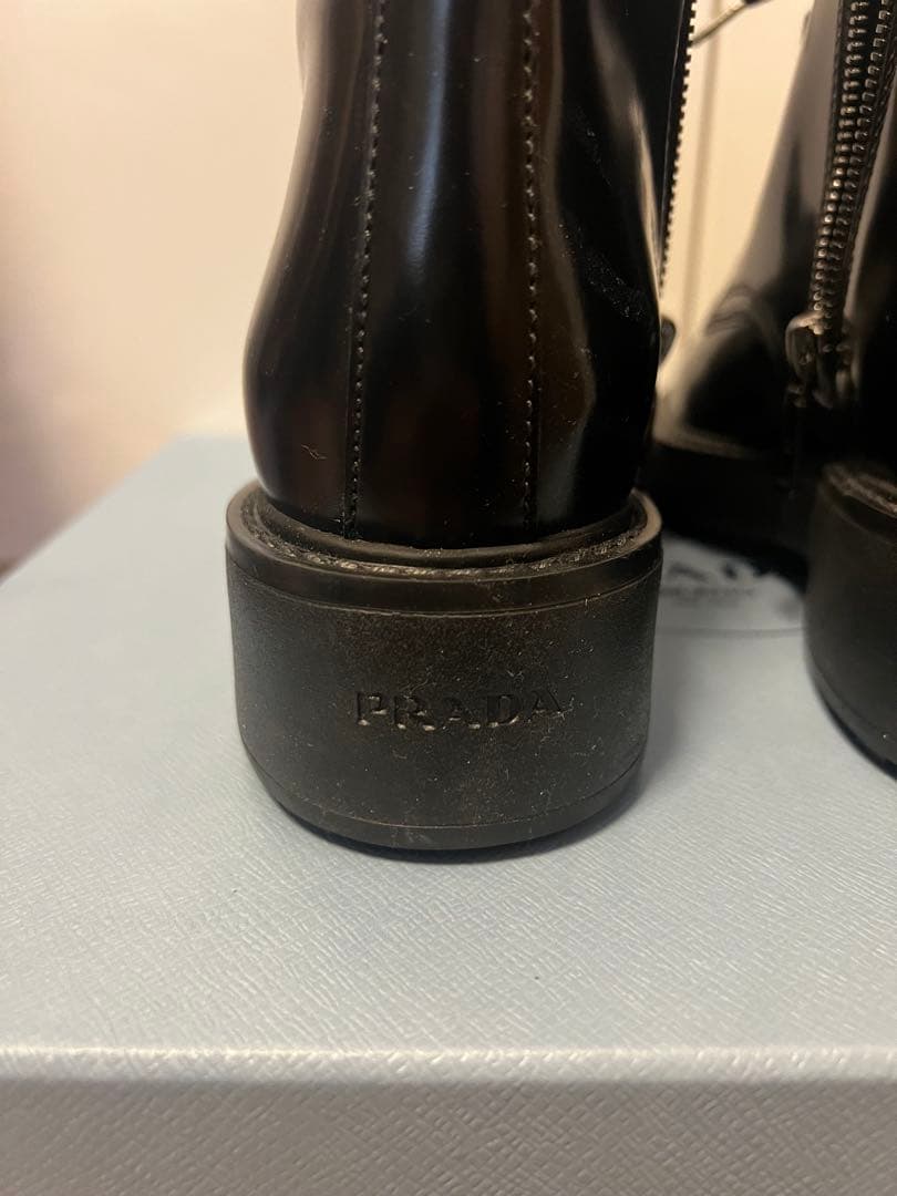 PRADA ブラッシュドレザーブーツ