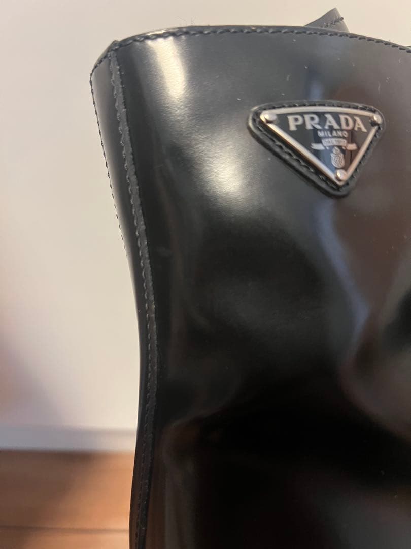 PRADA ブラッシュドレザーブーツ
