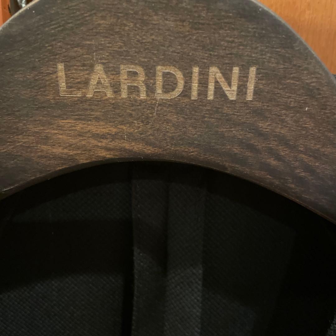 LARDINI. ブラック テーラードジャケット フラワーピン付き