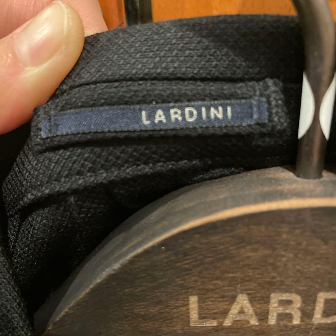 LARDINI. ブラック テーラードジャケット フラワーピン付き