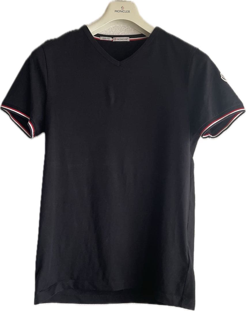 MONCLER ブラック Vネック Tシャツ