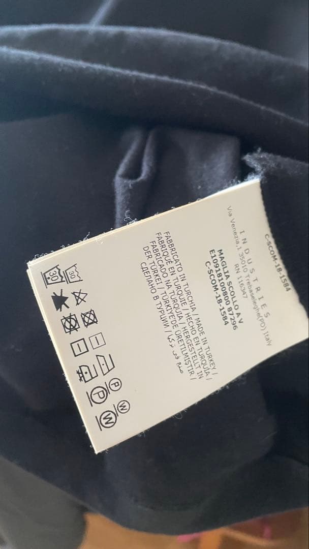 MONCLER ブラック Vネック Tシャツ