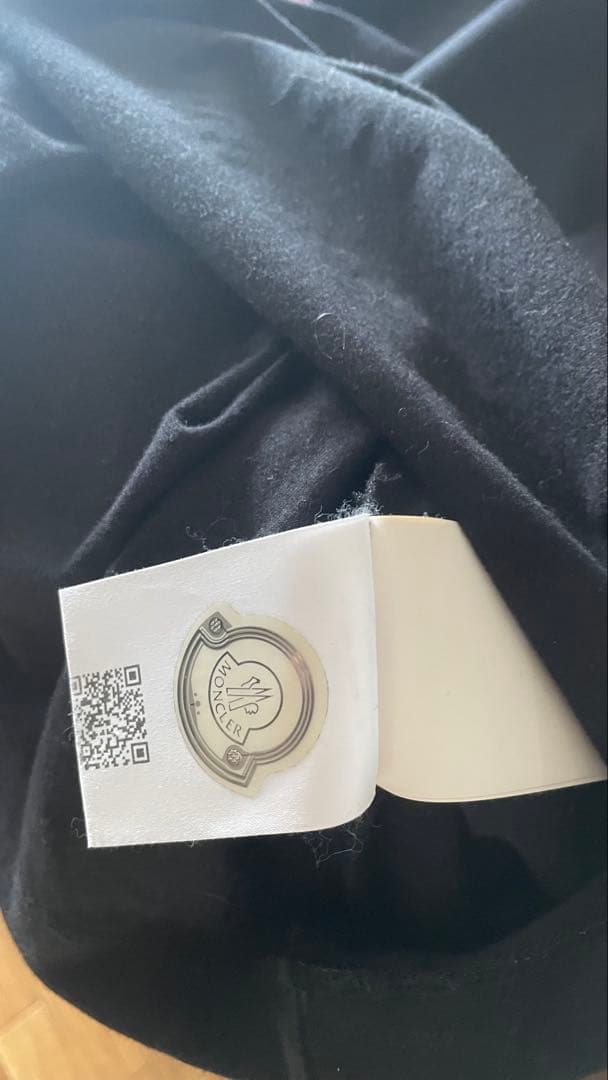 MONCLER ブラック Vネック Tシャツ
