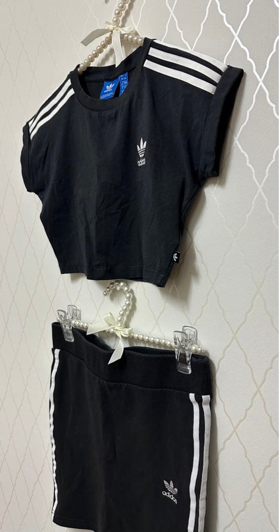 【adidas】アディダス　クロップド丈　ショート丈 Tシャツ　スカート