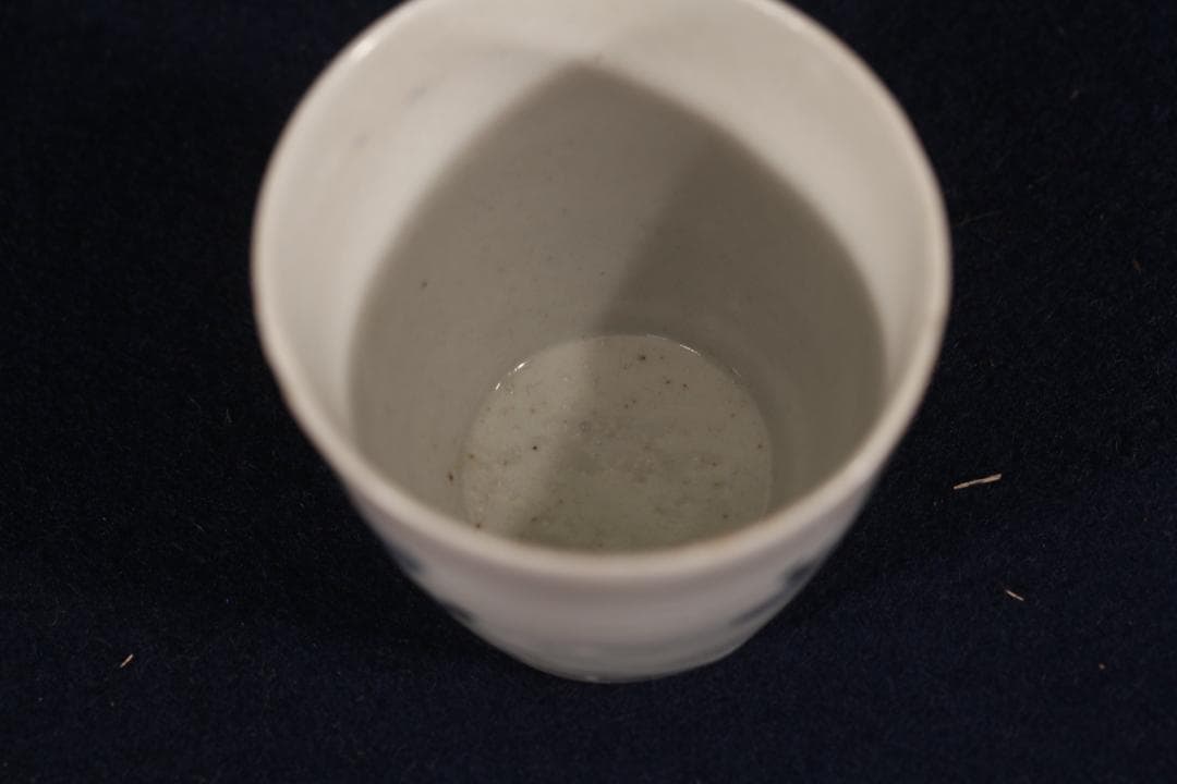 327　前期古伊万里染付流水草花文蕎麦猪口　江戸前期
