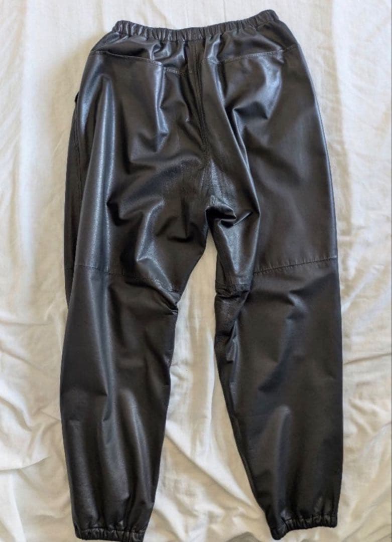 comoli シープスキントレーニングパンツ　レザー