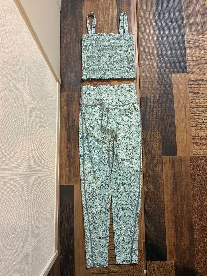 新品同　エミヨガ emmi yoga ヨガウェア　エキゾチックフラワー　水色
