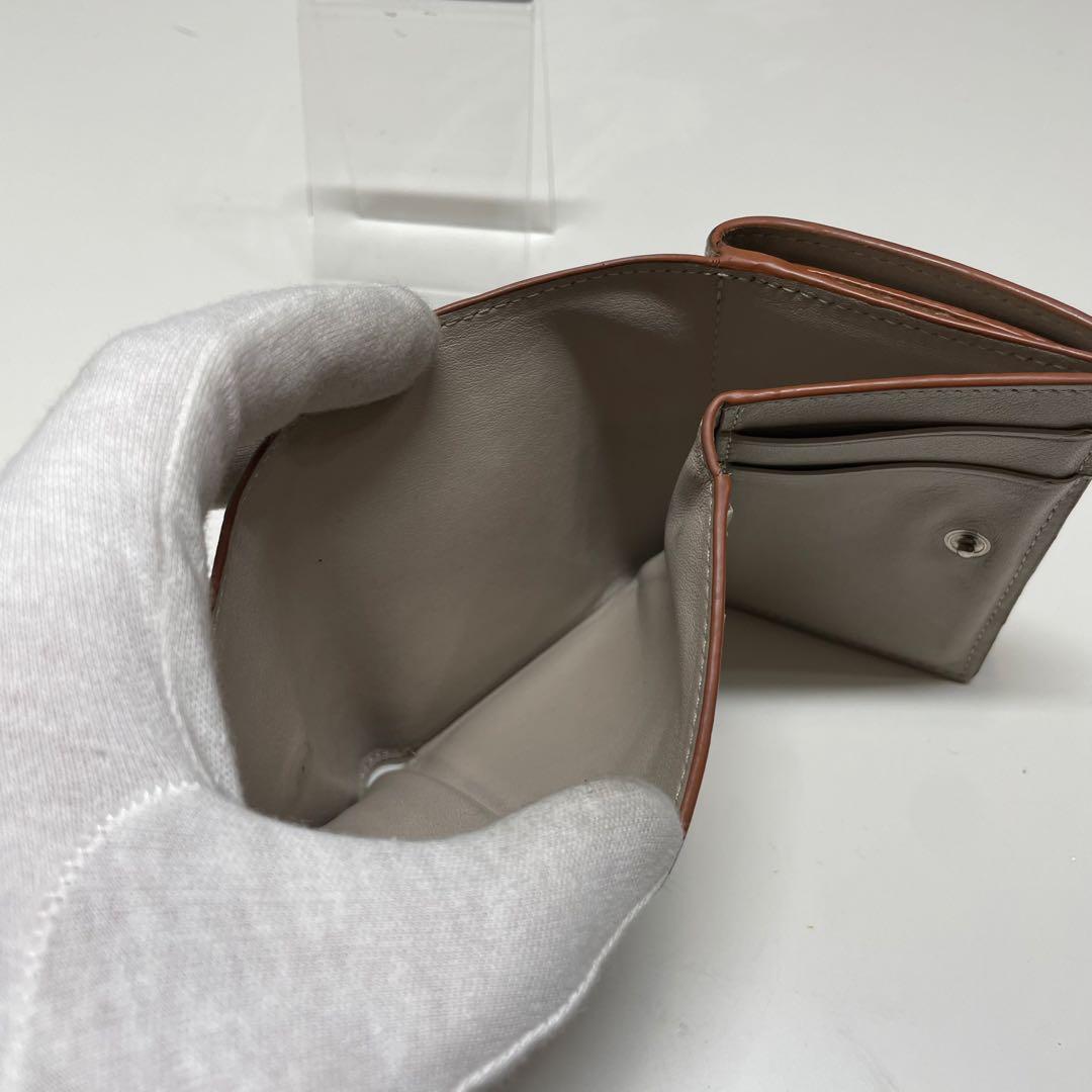 k*u様 LOEWE トライフォールド　ベージュ レザー 三つ折り財布