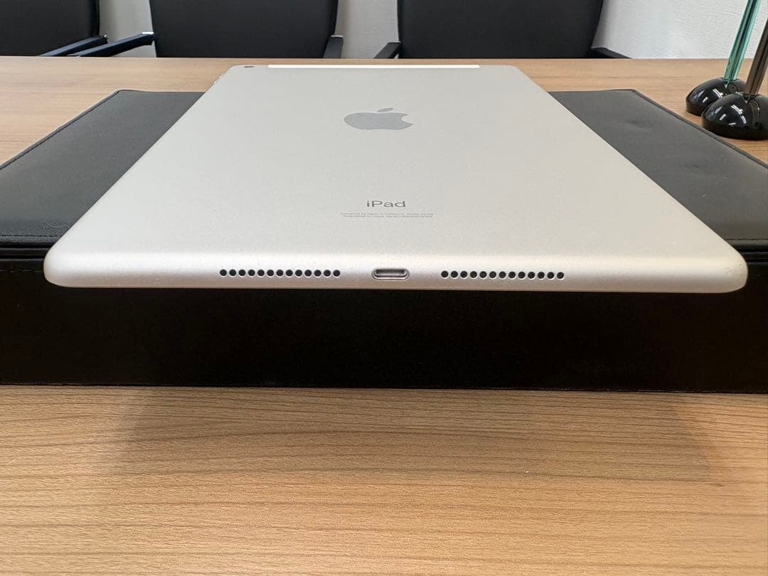 Apple iPad (第8世代) シルバー　セルラー　Wi-Fiモデル