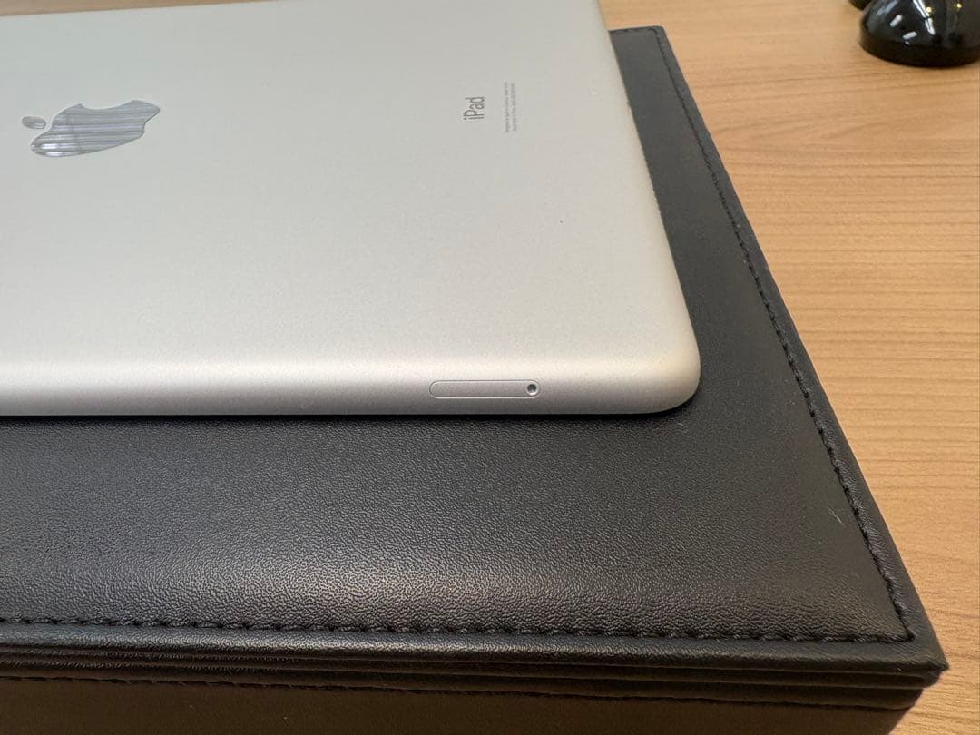 Apple iPad (第8世代) シルバー　セルラー　Wi-Fiモデル