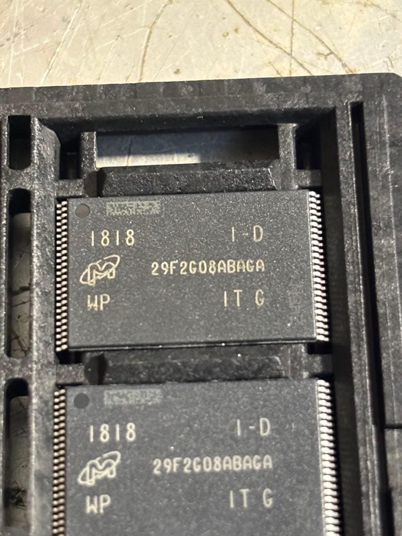 10個。 集積回路、ICチップMT29F2GO8ABAGAWP-IT:G。