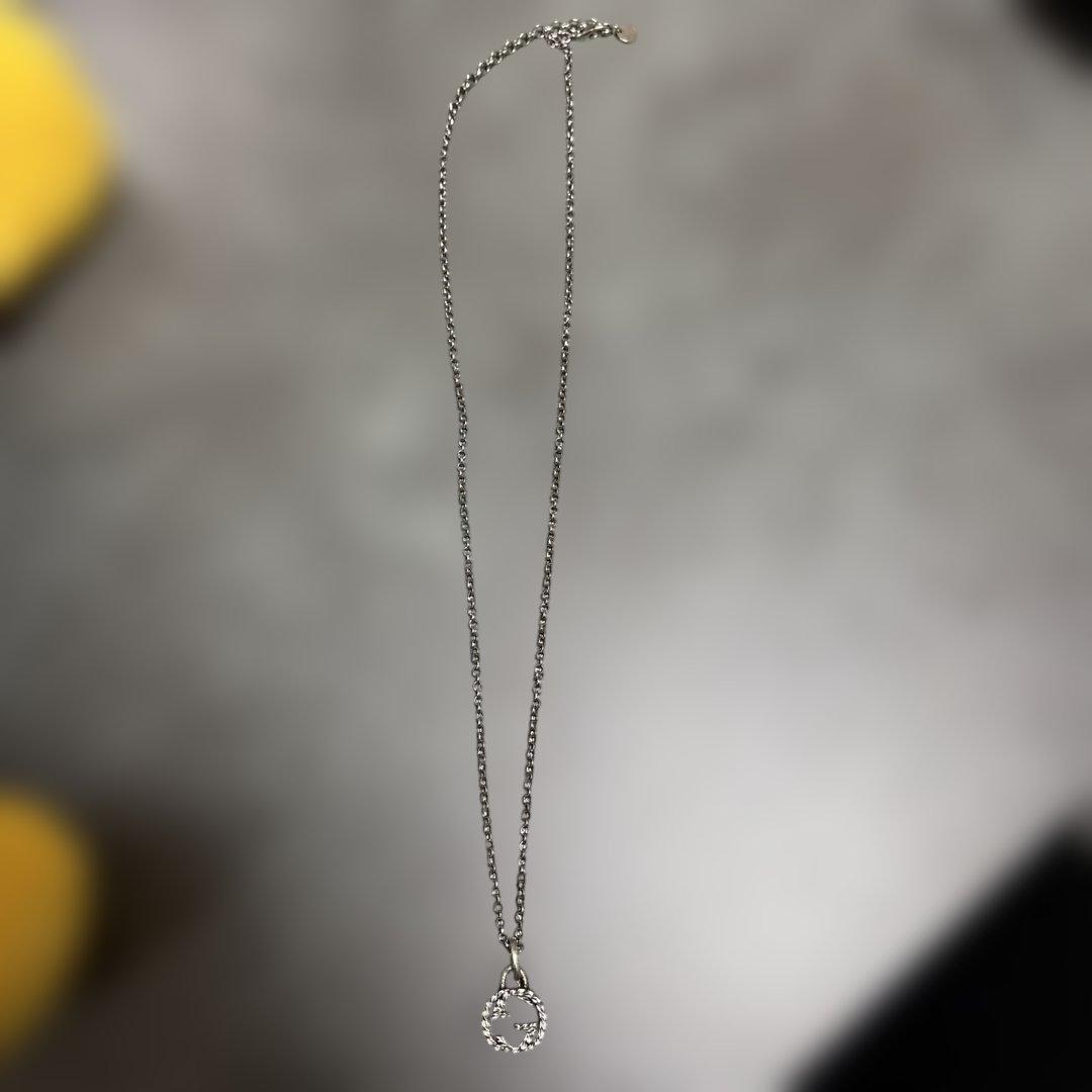 GUCCI シルバーロゴペンダントネックレス