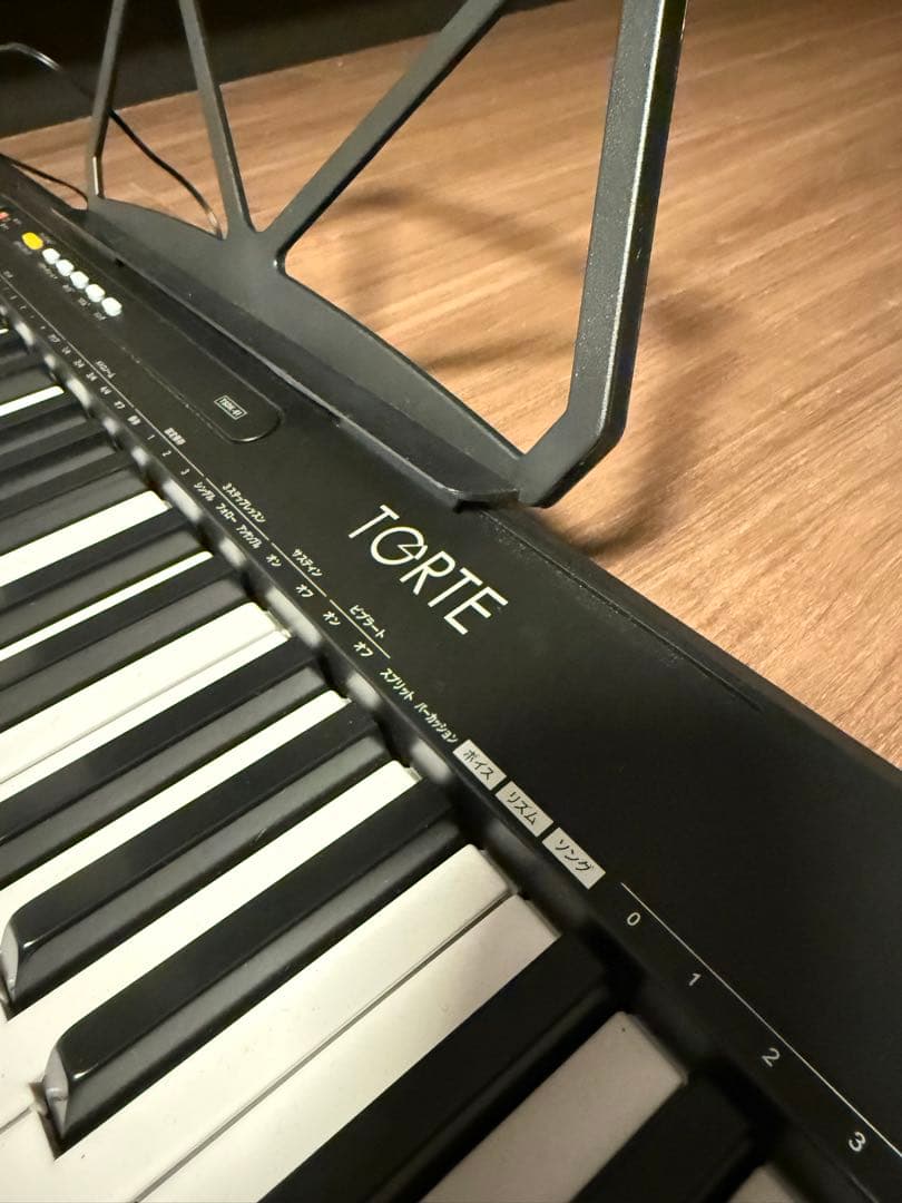 トルテ 電子キーボード 61鍵 譜面台・アダプター付き