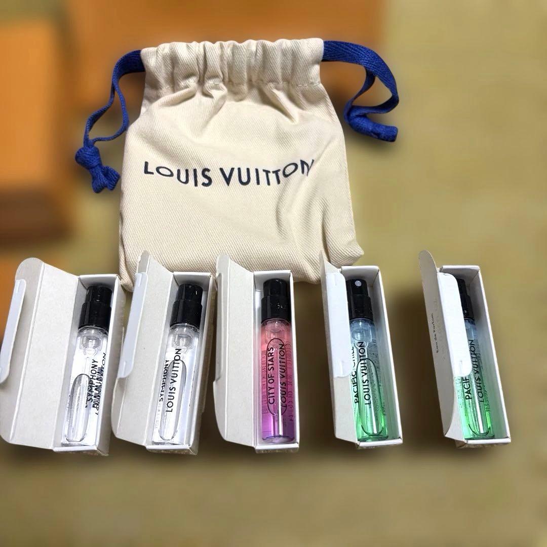 香水　2ml✖️5 ルイヴィトン　巾着入り　携帯サイズ　未使用品