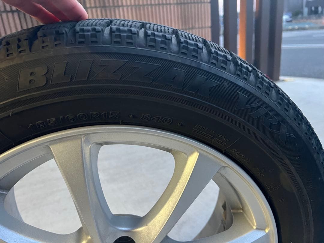 ブリヂストン スタッドレスタイヤ 185/60R15 15インチ