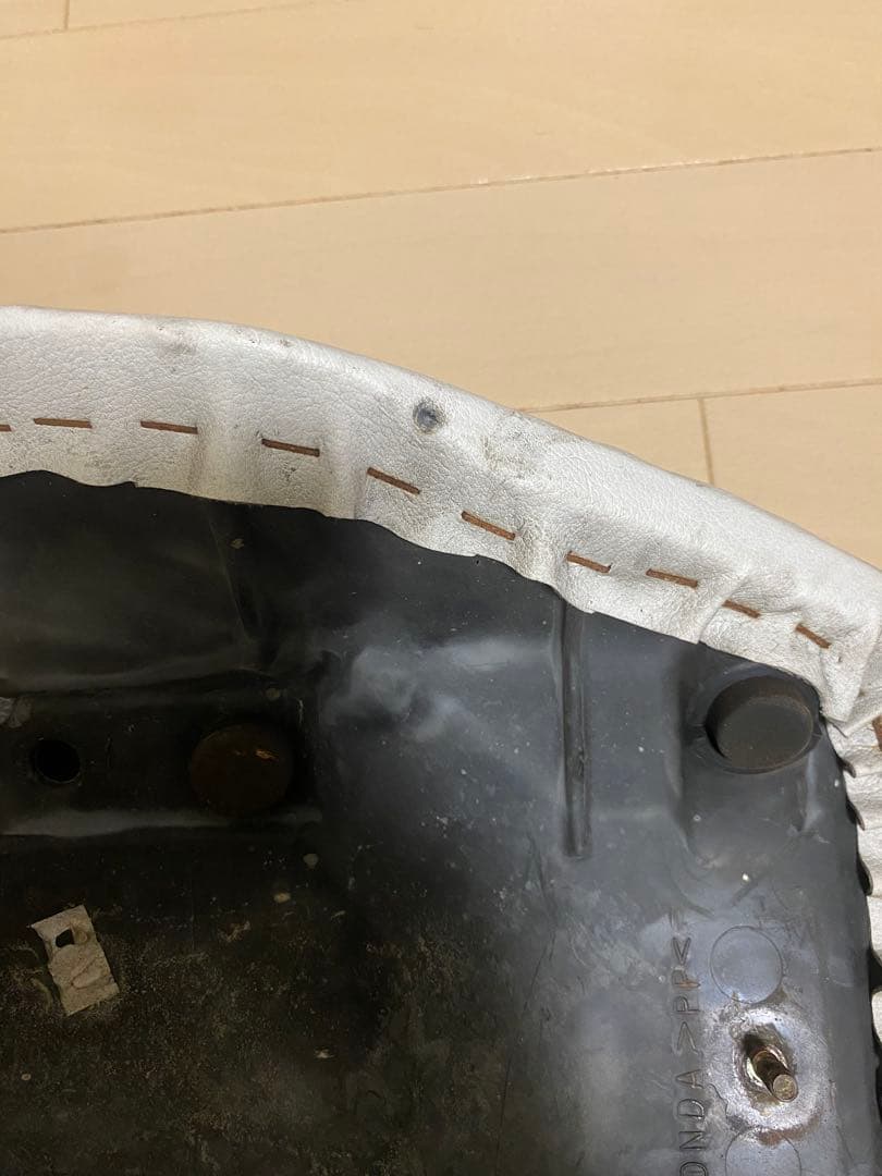 FTR223 純正？　トラッカーシート　トリコロールカラーです。