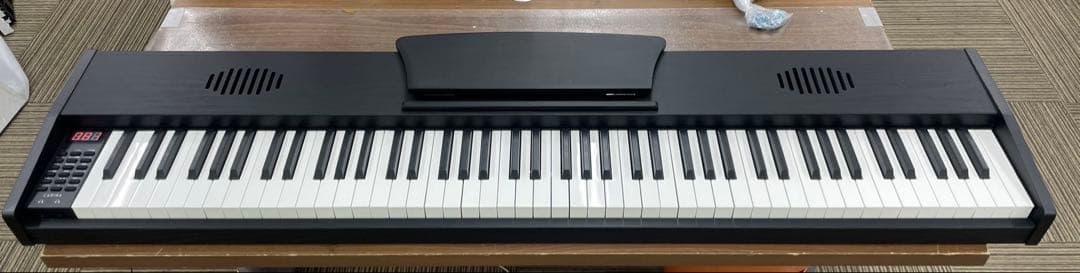 スタンド付き　電子ピアノ88鍵盤　給電タイプ　木目調ボディ　ブラック