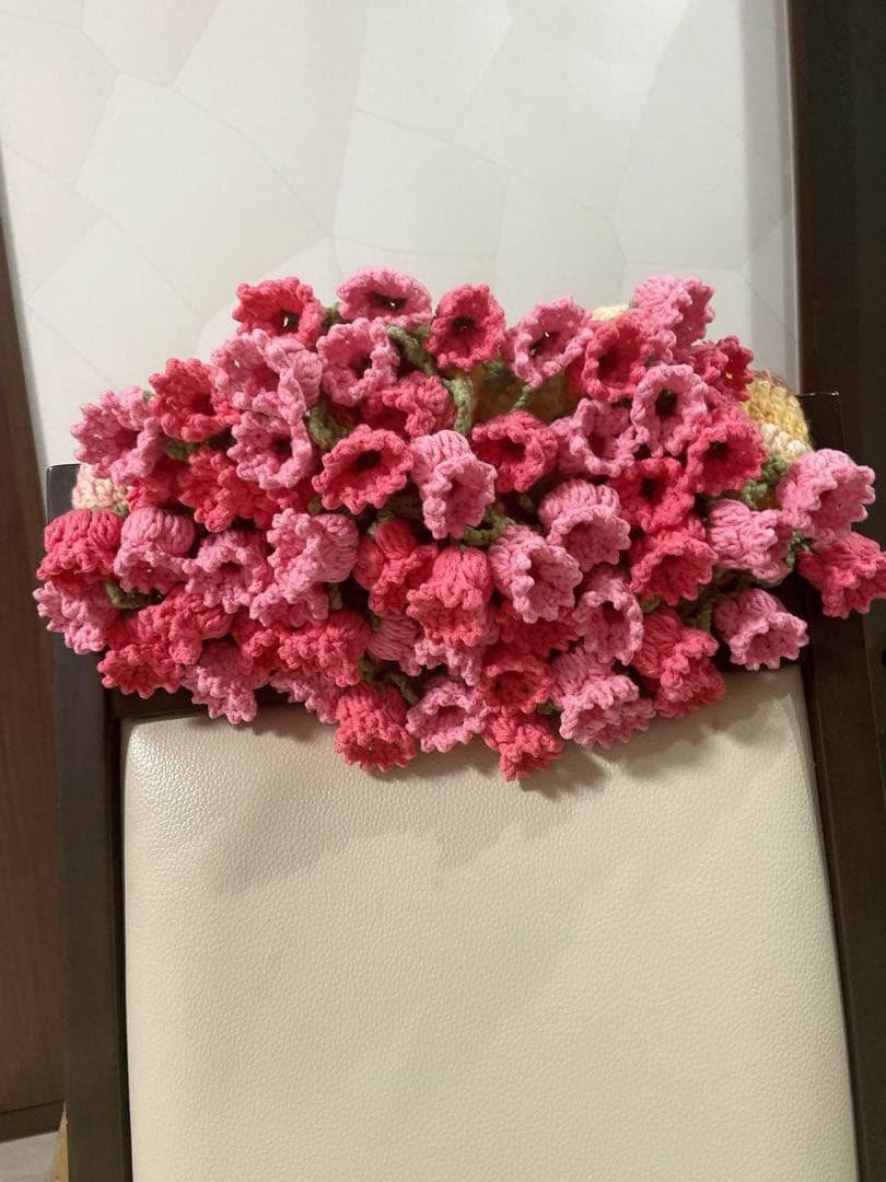 かぎ針編み物の花束ブランケット。枯れない花56本のスズラン 直径 75cm 。