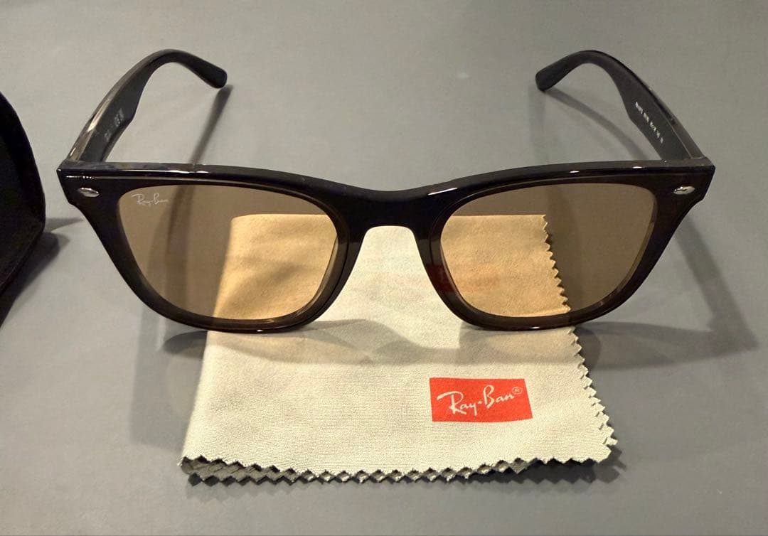 Ray-Ban RB4391D サングラス　ブラックケース付