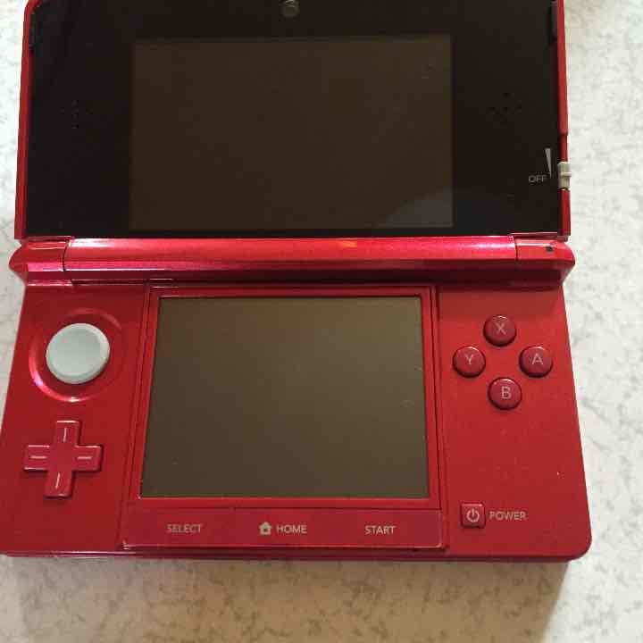 ほぼ新品任天堂3DS レッド