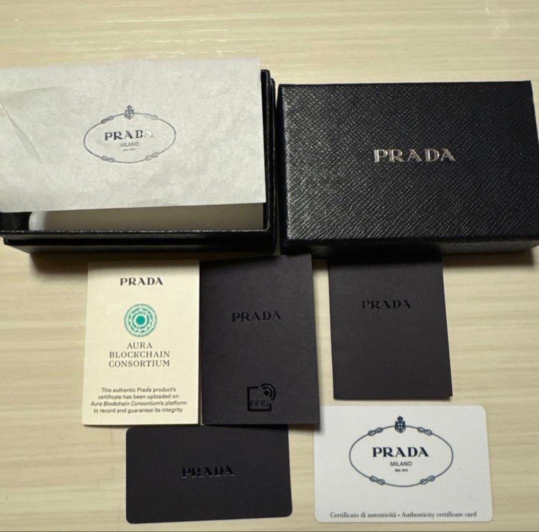 PRADA 三つ折り財布