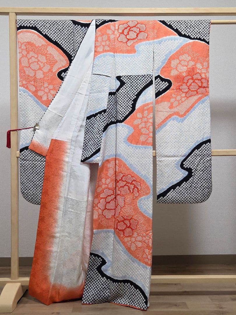 B◆着物くつろぎ 総絞り 流水に牡丹の花模様 白黒 袷 正絹 振袖 着物