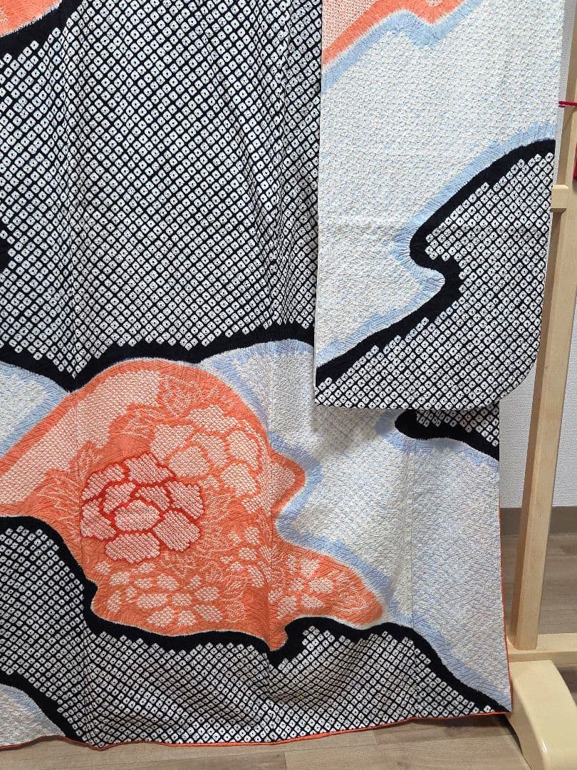 B◆着物くつろぎ 総絞り 流水に牡丹の花模様 白黒 袷 正絹 振袖 着物