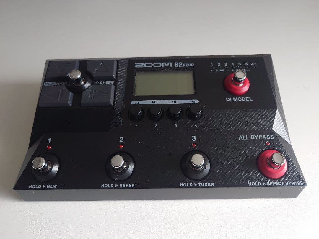 ZOOM B2 FOUR 新同品 ベースマルチエフェクター