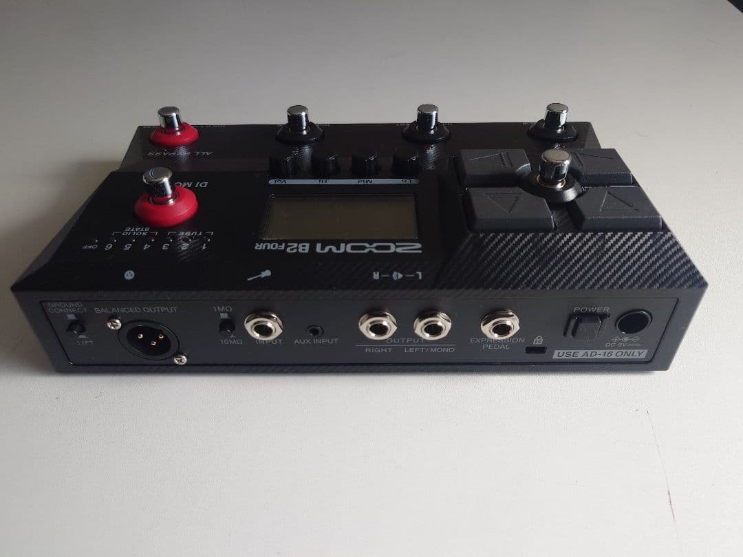 ZOOM B2 FOUR 新同品 ベースマルチエフェクター