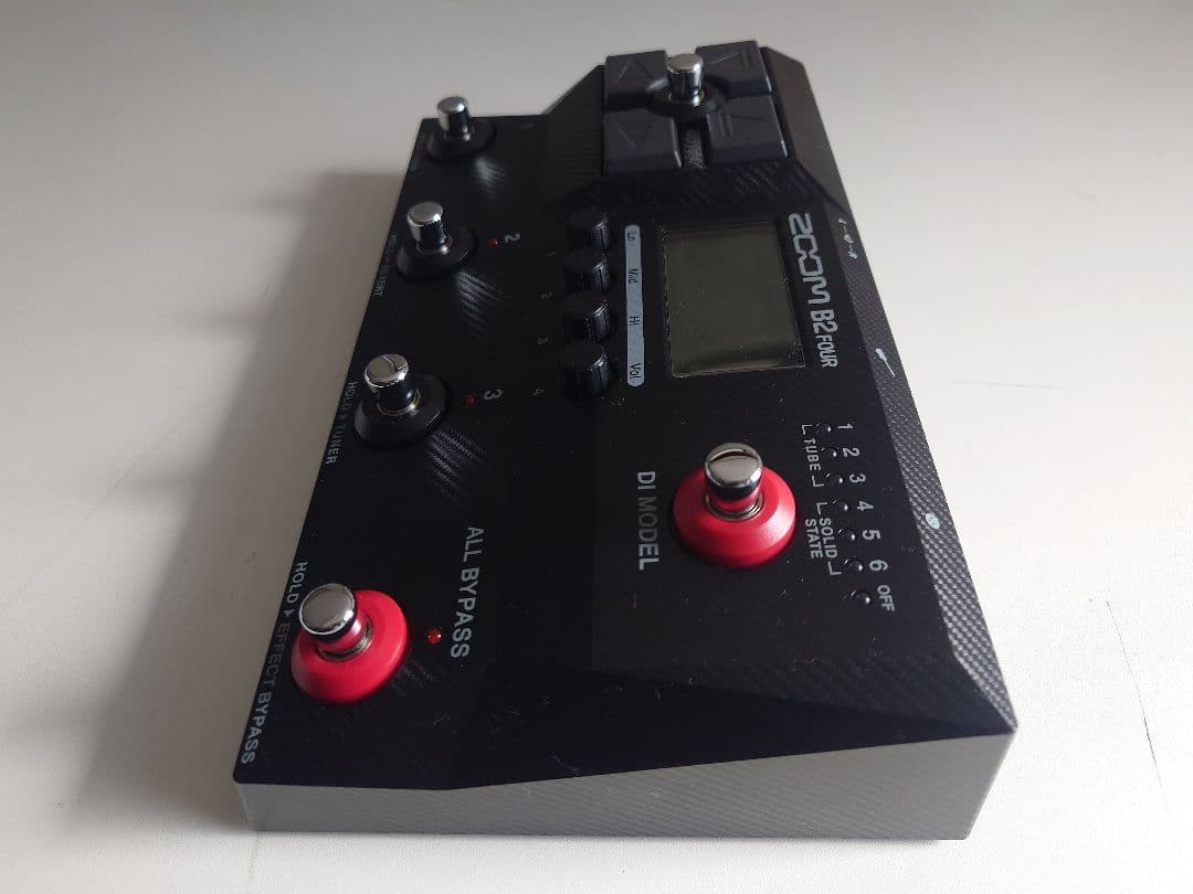 ZOOM B2 FOUR 新同品 ベースマルチエフェクター