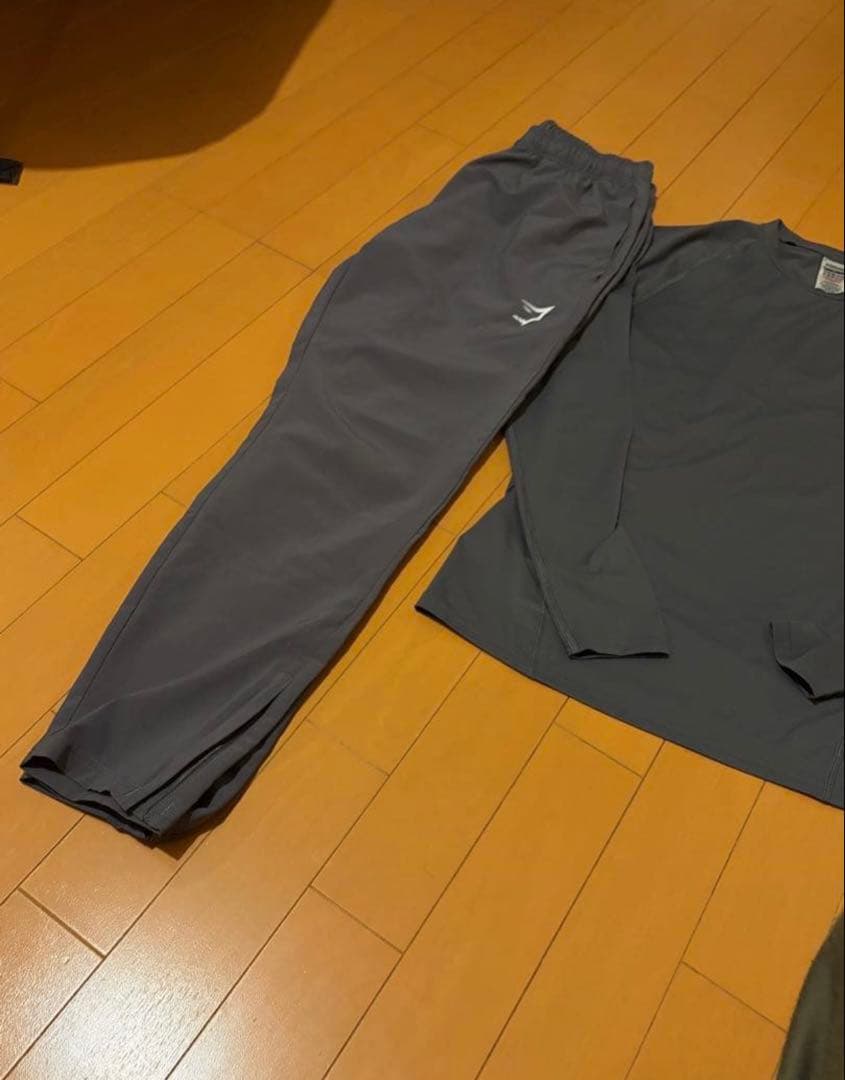  コンプレッションシャツとナイロンパンツセット